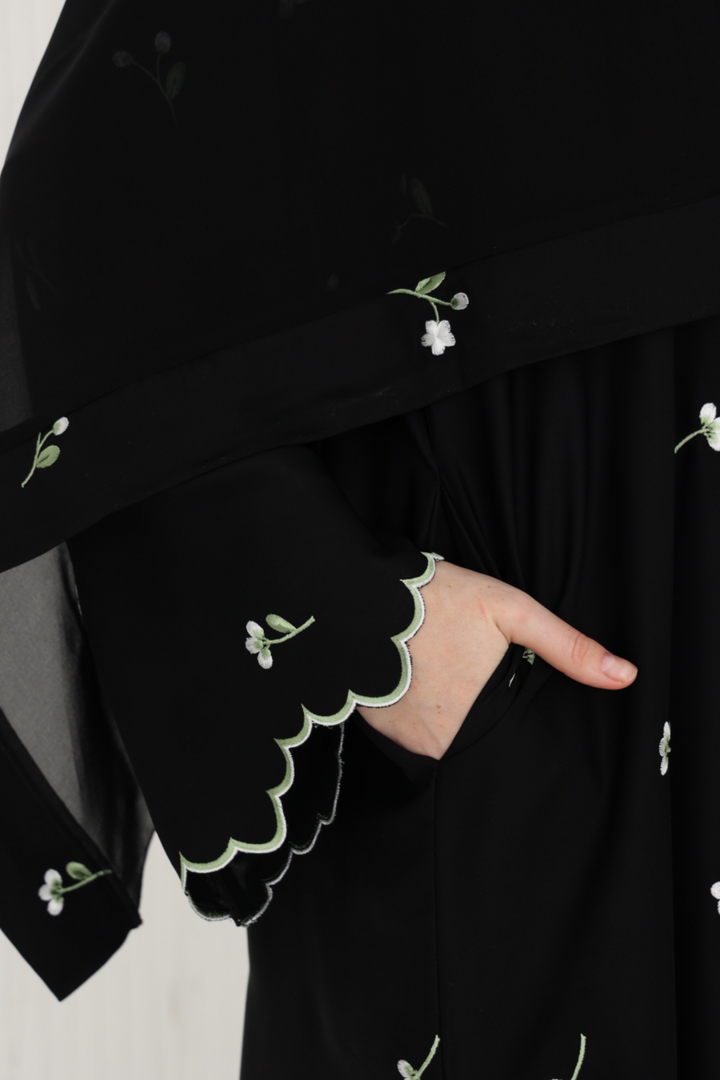 Takisha Abaya in Black