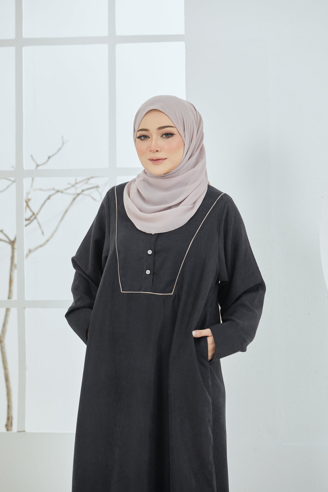 Aira Abaya in Black