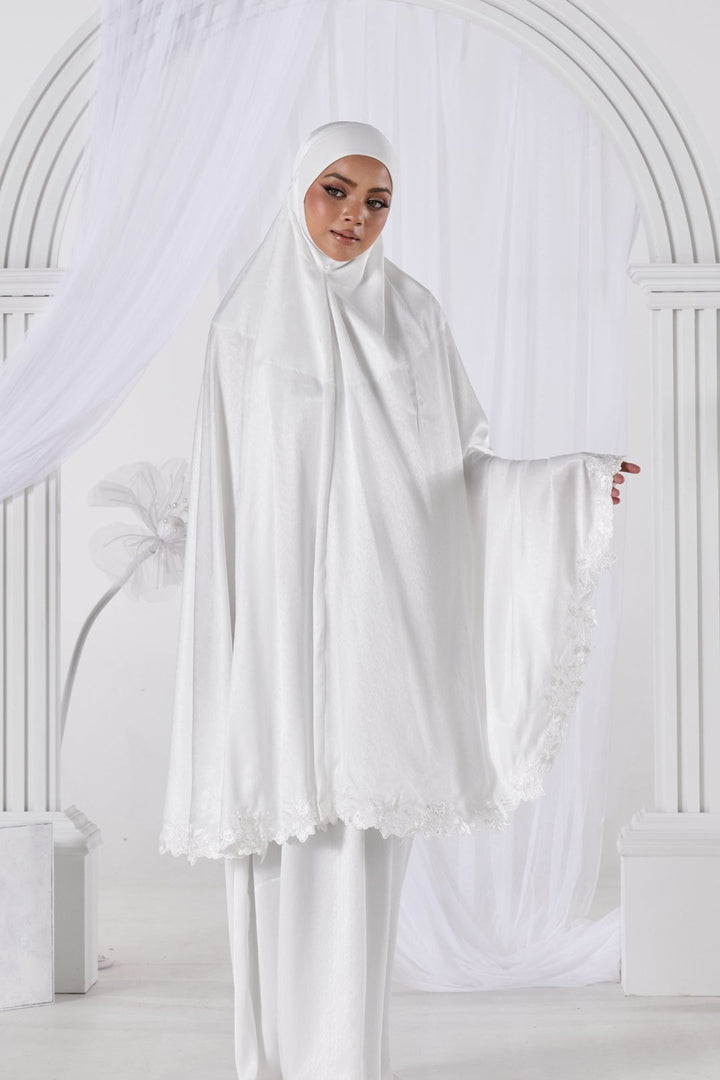 Annisa Telekung in Pure White