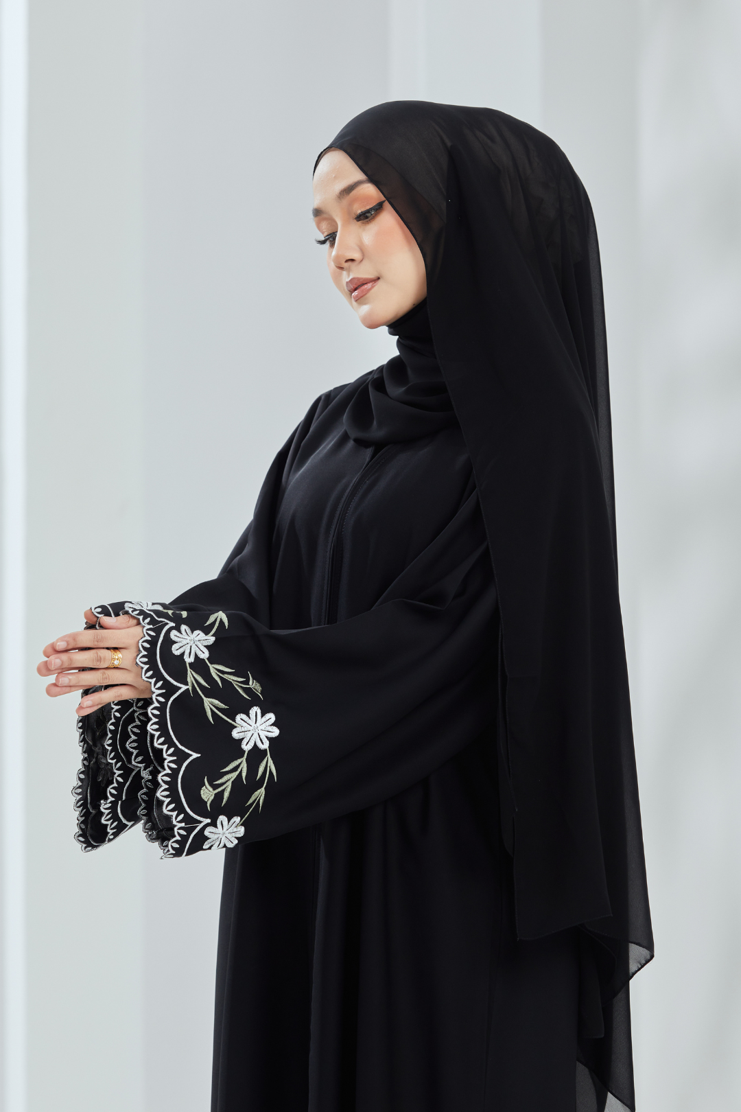 Zeliqa Abaya in Black