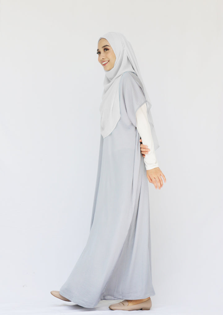 Muslim Modest Hijabi is wearing relaxed shortsleeve crinkle silk inner for abaya in grey.